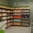 Expositor de madeira para produtos próximos ao checkout