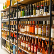 Estante com vinhos para loja