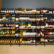 Loja com vinhos na estante ultra